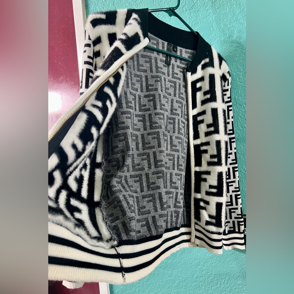 👑✅PRICE FIRM✅ Fabulous White and Black Fashion FF Faux Fur Sweater Jacket - Picture 8 of 17